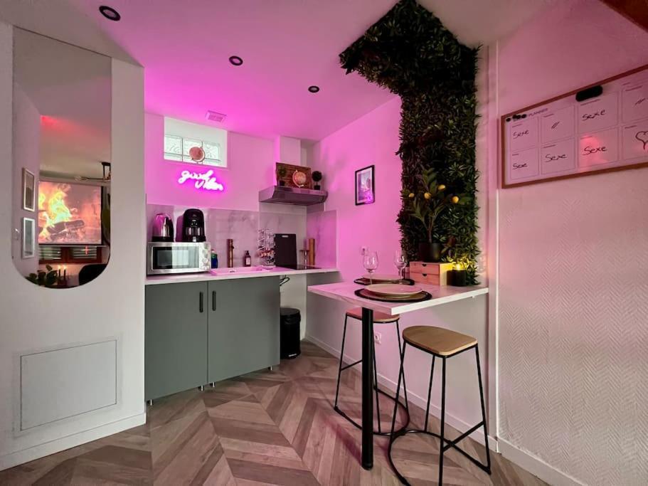 Apartment Black Love-room - Balneo - Cinema Souppes-sur-Loing