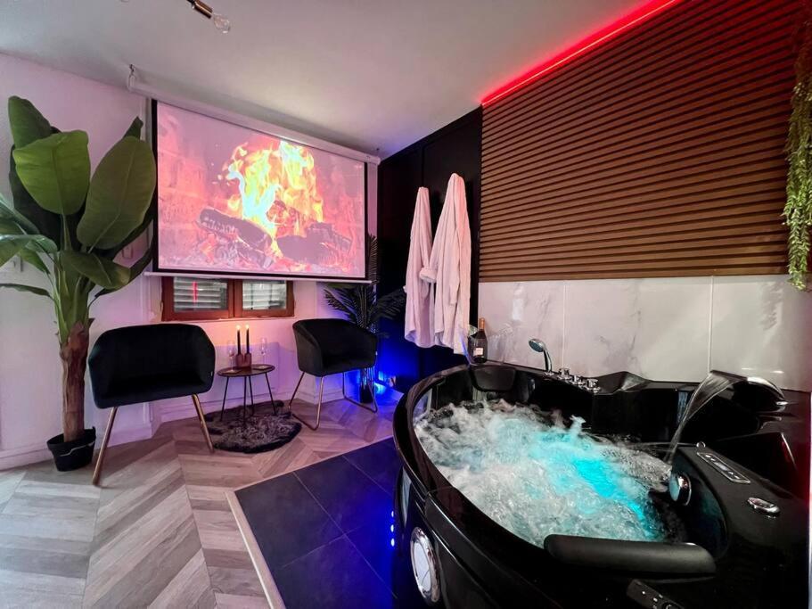 Black Love-room - Balneo - Cinema Apartment *